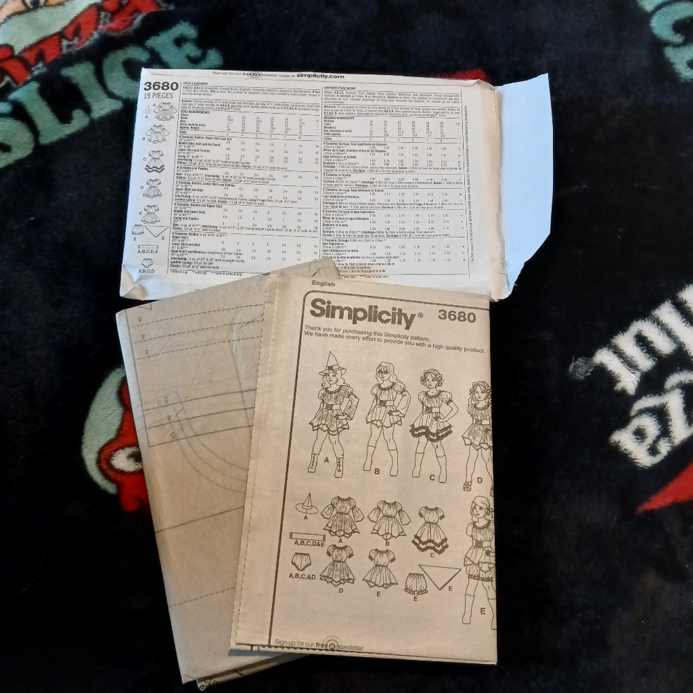 Simplicity Costumes Sewing Pattern - Picture 2 of 2
